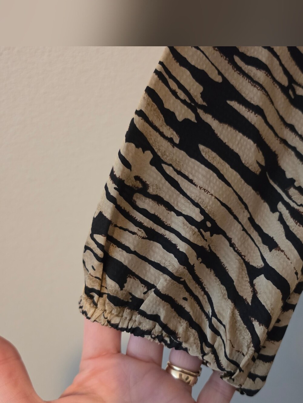 ​Rails Ora Canyon Dress Size M Hammered Satin Tiger Print Boho Ruffle - Picture 10 of 13